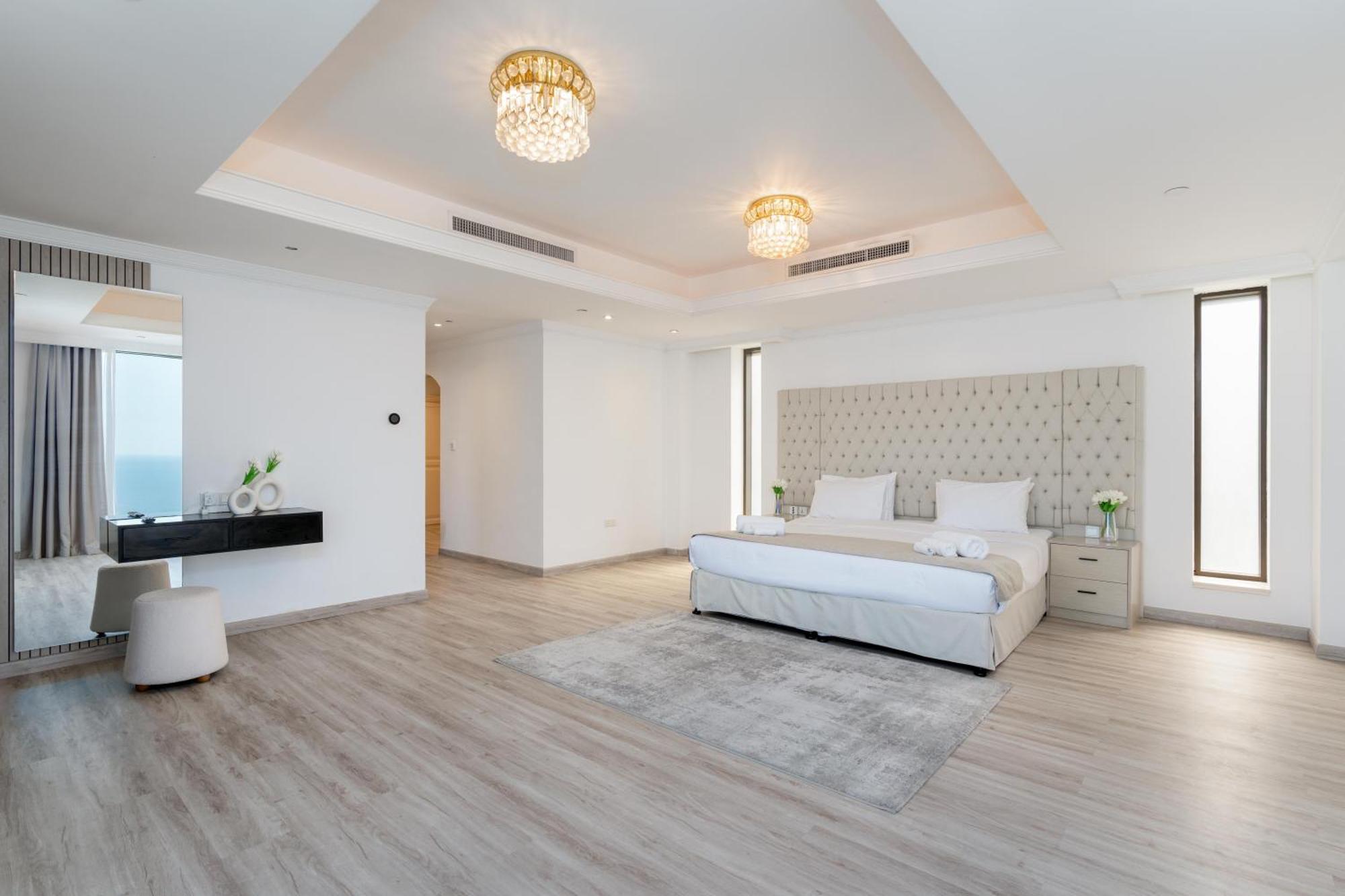 Penthouse With Private Pool And Maid Service Apartment